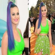 Katy Perry surge com cabelo colorido