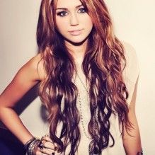 Miley Cyrus quer cabelos longo novamente